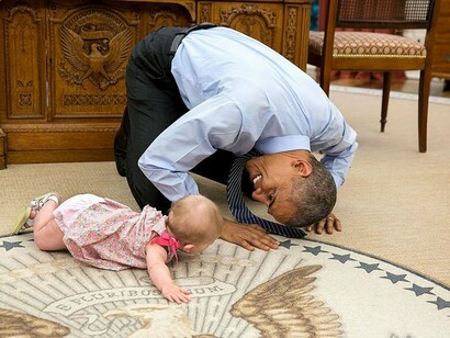 Pete Souza. Barack Obama jugando con una niña en el despacho oval