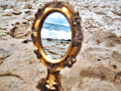Espejo que refleja el oleaje en la playa