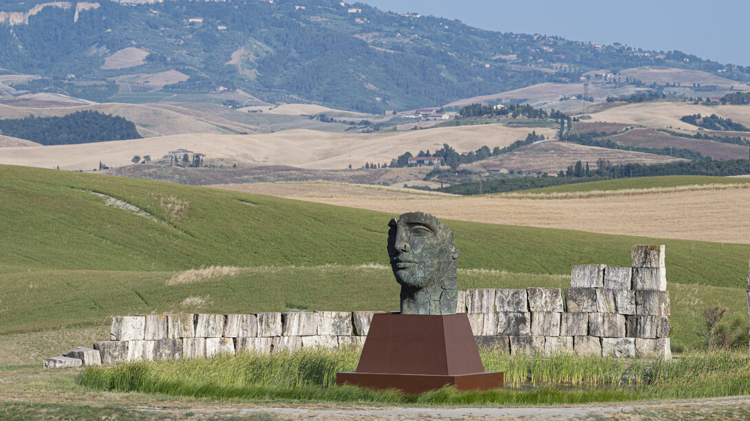 Igor Mitoraj, Tindaro screpolato, vista della mostra. Per gentile concessione della Galleria Contini Art