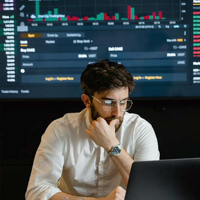 Homem trabalhando. Os interesses económicos foram suplantando ou complementando os interesses políticos