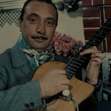 Django. Jean-Baptiste Reinhardt, detto Django ha reso possibile l’unione tra l’antica tradizione musicale romanì del gruppo dei manouches e il jazz americano