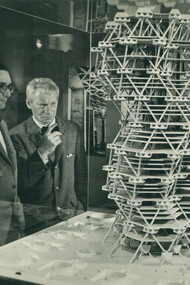 Louis Kahn trabalhando num projeto