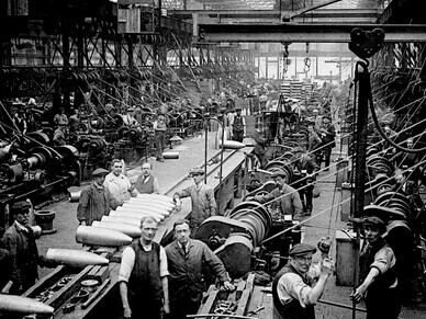 Interior of a British shell factory during the First World War, illustrating the military industry in the United Kingdom at the time