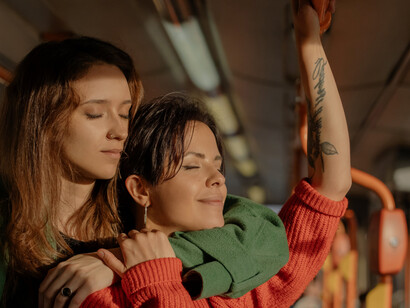 Casal de mulheres trocam afetos no vagão do metrô