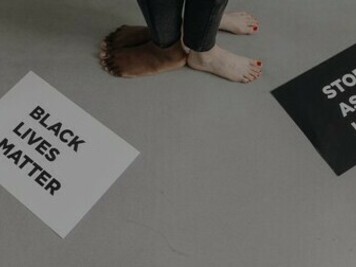 Escritos anti-racistas em cartazes