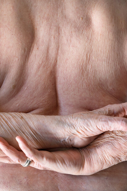 Serafine Hauschke, Motiv aus der Serie »Meine oma Ute«, 2025. Mit freundlicher genehmigung der Staatsgalerie Stuttgart