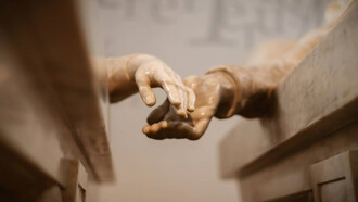 Detalle de la escultura en honor a Los amantes de Teruel