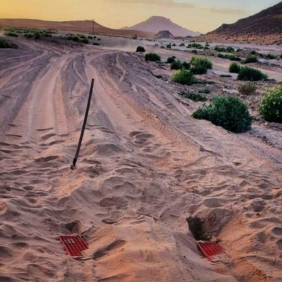 Accorgimenti tecnici per far riprendere corsa alla Panda sprofondata nelle dune, Africa