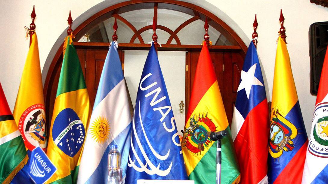 Banderas de los países miembros de Unasur, reunidos en Brasilia, capital de Brasil
