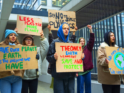 Nous marchons car le silence pollue aussi : des manifestants unis contre le changement climatique avancent ensemble dans les rues