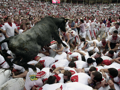 Fiestas de San Fermín en Pamplona. Un toro arremete contra la muchedumbre
