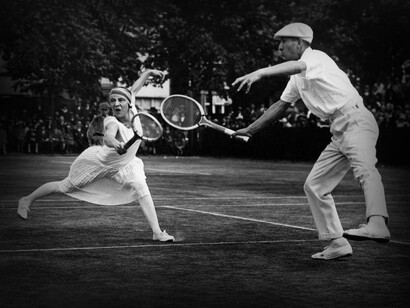 Mujer y hombre juegan al tenis con las primeras prendas de la marca Lacoste