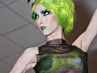 Qu'il s'agisse de l'émergence des Sea Punk ou encore des Health Goth, l'influence du Web et ses soubresauts offrent à la création de mode une nouvelle horizontalité.