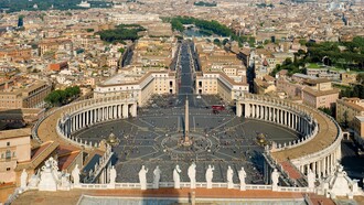 L'abbraccio del Colonato ideato da Gianlorenzo Bernini in piazza San Pietro, Città del Vaticano