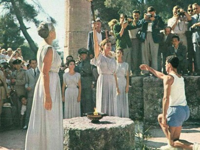 L’attrice greca Aleka Katseli consegna la fiaccola olimpica al tedoforo Penaghiotis Epitropolous
