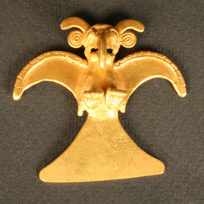 Pendiente ornitomorfo: ave bicéfala

Materiales: Metal

Tardío V-VI . 700- 1530 d.C.

Medidas: 46 mm de alto x 55 mm de ancho