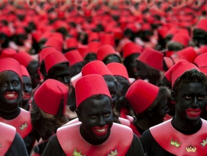 Decenas de personas disfrazadas y pintadas para la Cabalgata de Alcoy