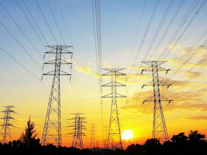 Torres de transmissão. O século XVIII foi um período de importantes avanços na compreensão da eletricidade. Benjamin Franklin, um dos pais fundadores dos Estados Unidos, conduziu seus famosos experimentos com pipas durante tempestades, comprovando que raios são uma forma de eletricidade