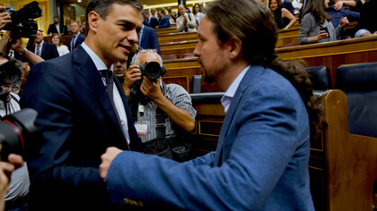 Pablo iglesias felicita a Pedro Sánchez tras convertirse en presidente del Gobierno después de la moción de censura contra Mariano Rajoy en el que el líder de Podemos jugó un papel clave