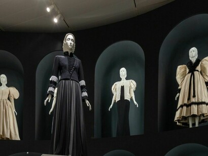 Allestimento a cura di Tadao Ando per la mostra in onore di Lagerfeld presso il Met Museum a New York, USA
