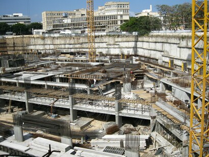 O gosto pela pesquisa e pela docência me proporcionou encontros felizes em universidades, onde fiz mestrado (UEL) e doutorado (UFF), trabalhei como professora temporária (UENP, UEM e UEL) e agora sou professora efetiva (UNESP). Nessa experiência, enfrentei muitos desafios: prestar concursos e elaborar uma tese definitivamente não foi fácil, apesar disso, valeu muito a pena. Durante o doutorado, por exemplo, minha vida se dividia entre estudar em Niterói e trabalhar em Maringá