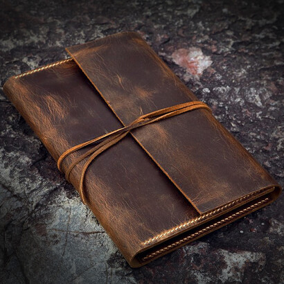 Tomaba nota de cada testimonio en un cuaderno con tapas de piel que su abuela materna le había regalado en su cumpleaños de quince y que pensó que nunca usaría para una labor que parecía tan ajena a su mundo de entonces