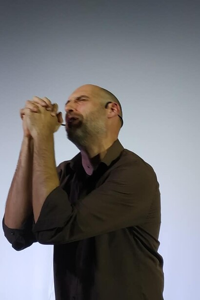 Claudio Tomaello durante lo spettacolo Adulti e Vaccinati