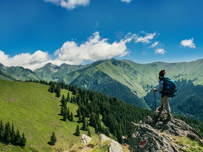 Hiking is an exercise that reconnects with nature and helps change adults' behavior on climate change
