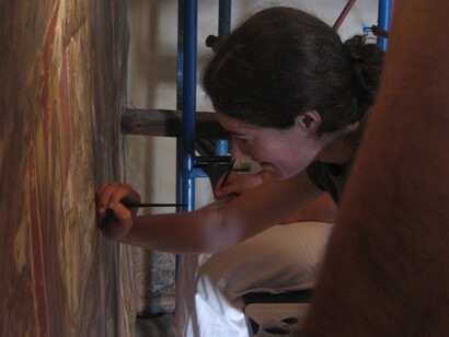Chiara Compostella al lavoro in un progetto di cooperazione allo sviluppo nella chiesa di Shën Kollit a Berat, Albania