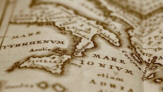 Il saggio di Pasquale Tucciariello attraversa l'ipotesi di una Macroregione comprendente Campania, Basilicata, Puglia, Calabria e Sicilia