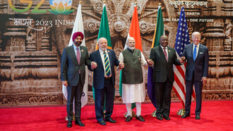 Le président Joe Biden pose pour une photo de groupe avec le Premier ministre indien Narendra Modi, le président brésilien Luiz Inacio Lula da Silva, le président sud-africain Cyril Ramaphosa et le président de la Banque mondiale Ajay Banga, le samedi 9 septembre 2023, lors du G20 au Centre international d'exposition et de convention Bharat Mandapam à New Delhi. Photo officielle de la Maison-Blanche par Adam Schultz