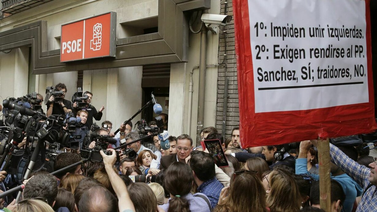 Simpatizantes del PSOE se manifiestan ante la sede del partido en la calle Ferraz de Madrid