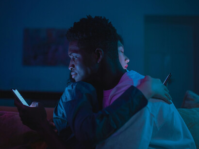 Nos cuesta aceptar que no somos multitarea: no se puede escuchar de verdad mientras se contesta un mensaje