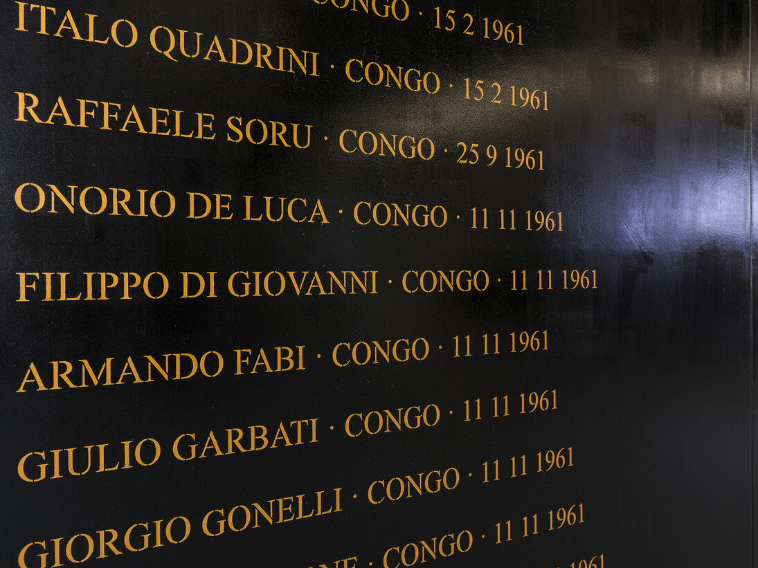 Flavio Favelli,
Gli Angeli degli Eroi,
Acrilico e smalto su pannello,
200 x 1.260 cm,
2015,
courtesy MAXXI,
foto Sebastiano Luciano
