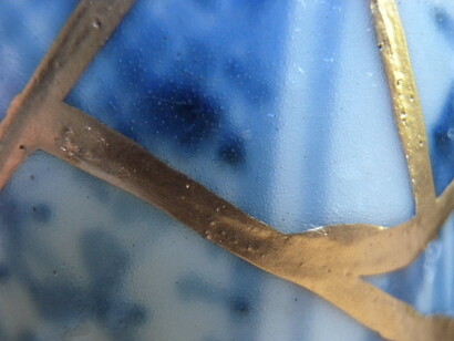 The brightly colored lacquer chooses to highlight the breakage