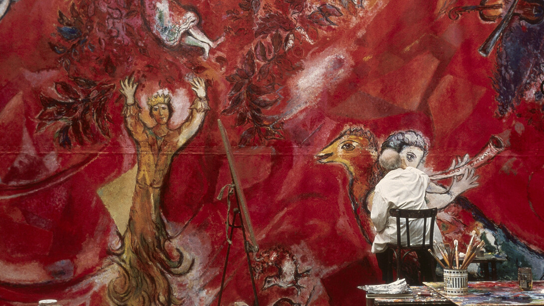 Marc Chagall working on the panels for New York’s Metropolitan Opera: The Triumph of Music, 1966. Paris, Atelier des Gobelins. © SODRAC & ADAGP 2016, Chagall ®.
Photo © Izis-Manuel Bidermanas