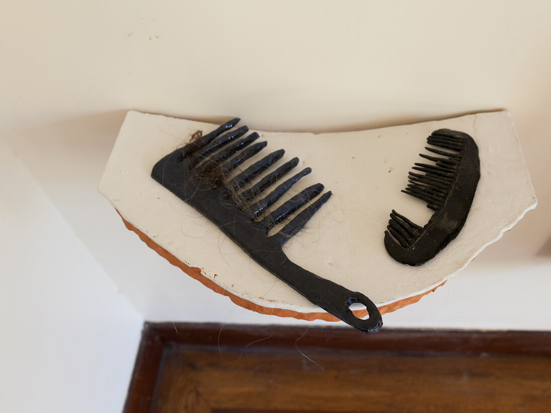 Woody Othello, Untitled (Combs), 2016, ceramic, underglaze, glaze, paint and hair, 8 x 18 x 9 inches. Courtesy of the artist.

