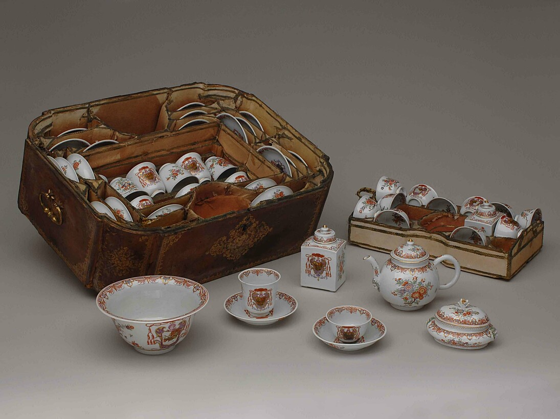 Vienna, Du Paquier. Servizio da tè, caffè e cioccolata, con custodia originale. Stemmi del cardinale Silvio Valenti Gonzaga, 1740 circa
