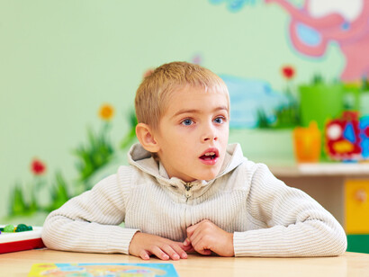 Niño con Trastorno del Espectro Autista realizando tareas educativas