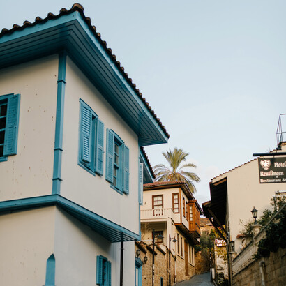 Visão de um turista ao passear entre casas coloridas que montam um cenário acolhedor e familiar em uma pequena vila