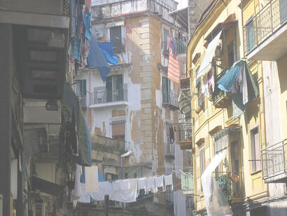 Rione Sanità, Napoli, Italia. Ambientato nel rione Sanità, un mondo sconcertante e pieno di contraddizioni ma vivo, pulsante e affascinante
