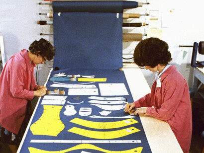I dipendenti di ILC Industries tracciano la forma del modello di un abito da fogli di nylon durante il processo di assemblaggio di una tuta spaziale da utilizzare nel programma spaziale Apollo della NASA, Dover, Delaware,
1968 Photo: Ralph Morse. The LIFE Picture Collection, Getty Images