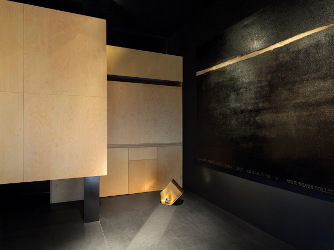 Ouvre(s) au Noir. Courtesy of Archiraar Gallery