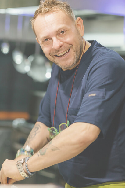 Renowned for his unwavering passion and commitment, Chef Enzo Neri crafts culinary experiences that transcend borders, bringing a fusion of flavors from his Italian roots to diverse international kitchens