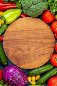 Incorporar alimentos de temporada, de proximidad y, si es posible, ecológicos. Verduras y frutas, como base principal, priorizando diferentes colores y texturas