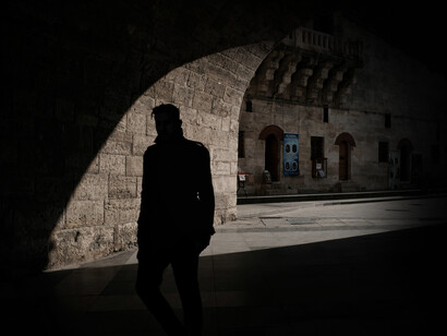 Sombra de un hombre bajo un túnel en Estambul, Turquía