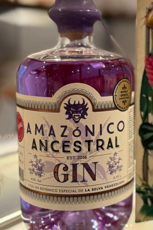 La originalidad de sus combinaciones, como el uso de una planta amazónica con propiedades medicinales o el monte que tiñe la ginebra de morado, distingue a esta destilería de otras del mercado