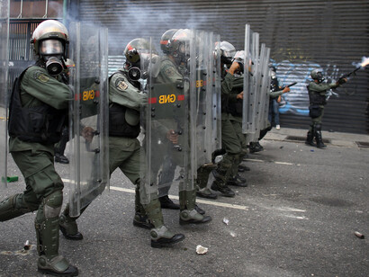Agentes de la Guardia Nacional Bolivariana conteniendo a los manifestantes