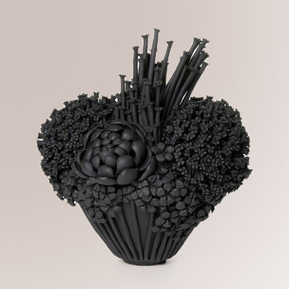 Black Efflorescence II. Ceramista influenciada en sus inicios por las flores y botánica de los jardines que tenían su madre y abuela en Sudáfrica