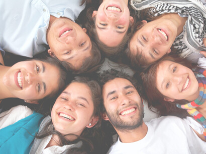 Retrato de un grupo de jóvenes amigos